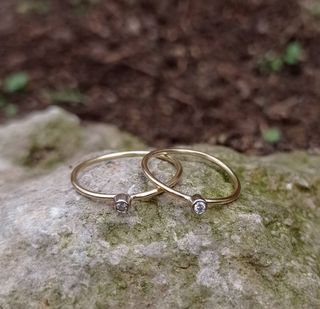 anillo de oro de 18k con diamante