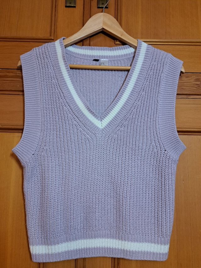 Chaleco de punto color lila con cuello en pico