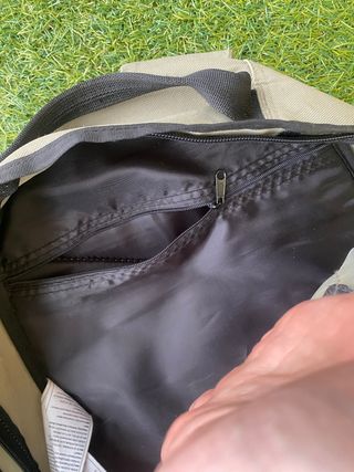 Mochila Nike beige, verde y caqui.