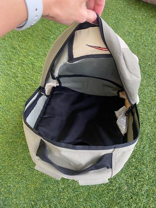 Mochila Nike beige, verde y caqui.