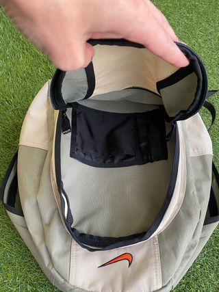 Mochila Nike beige, verde y caqui.