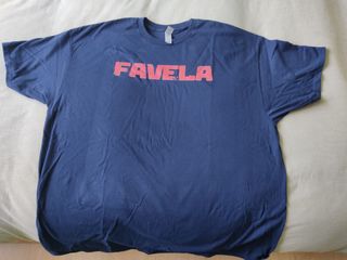 Camiseta Favela de color azul y con logotipo en ro