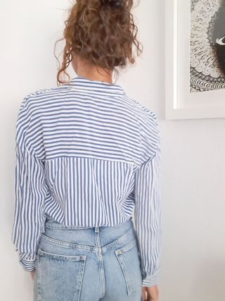 camisa de rayas azules