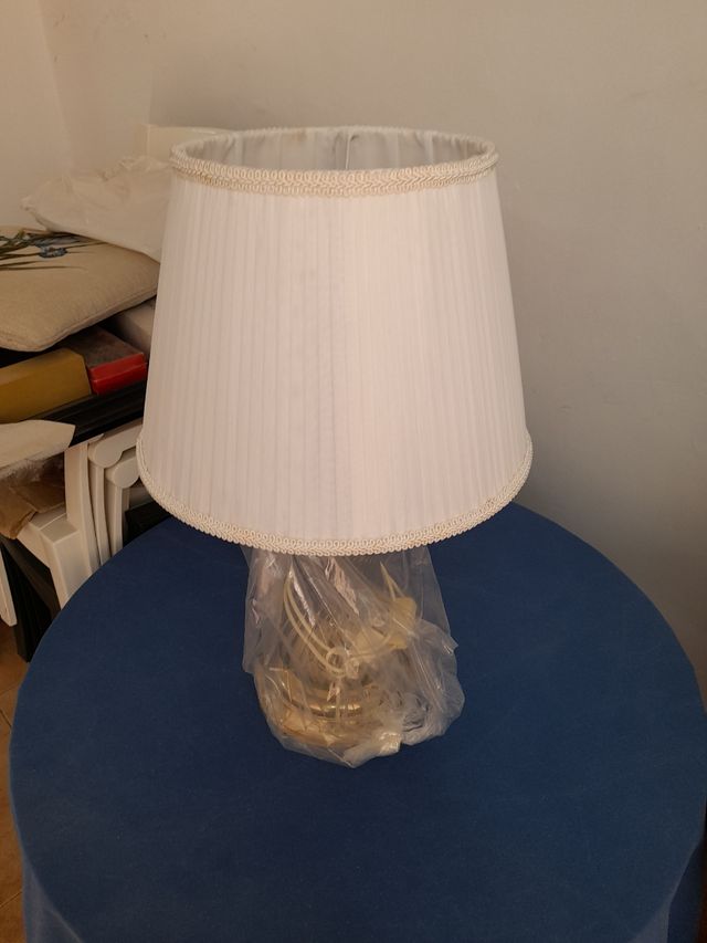 LAMPARA MESA DE CRISTAL CON PANTALLA INCLUIDA.