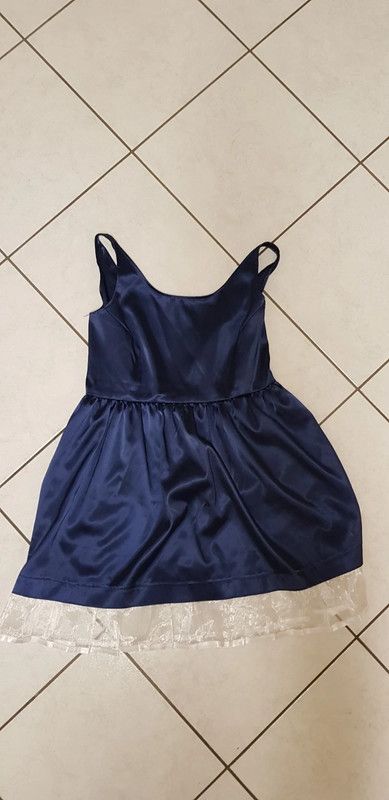 Vestito blu con pizzo bianco