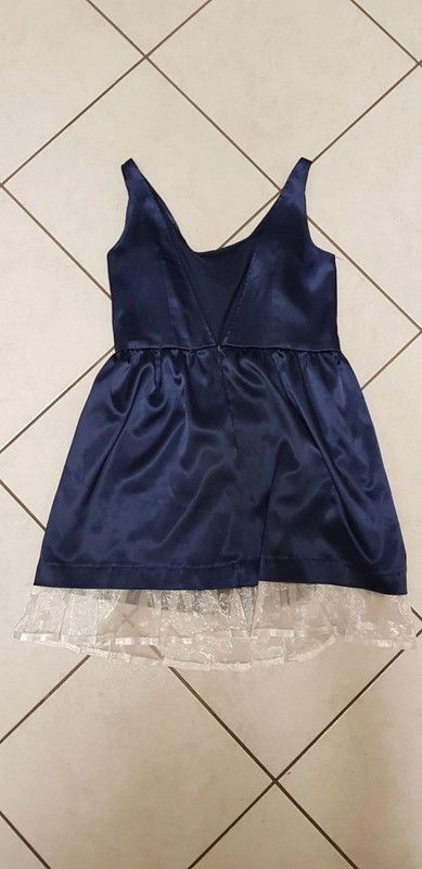 Vestito blu con pizzo bianco