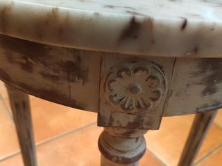 antigua mesita de madera y mármol restaurada