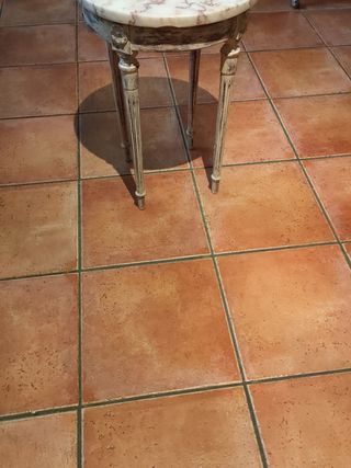 antigua mesita de madera y mármol restaurada