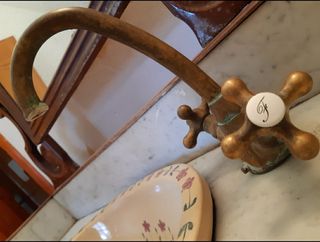 Tocador con lavabo antiguo