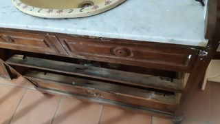 Tocador con lavabo antiguo