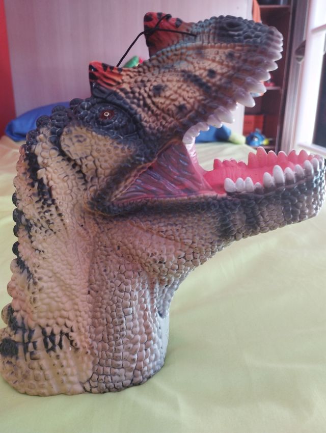 cabeza de dinosaurio marioneta.