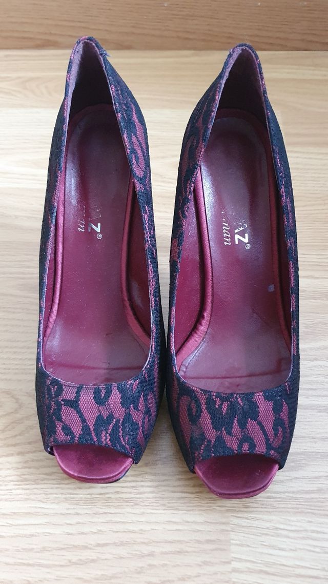 Zapatos de tacón burdeos con encaje negro Zara