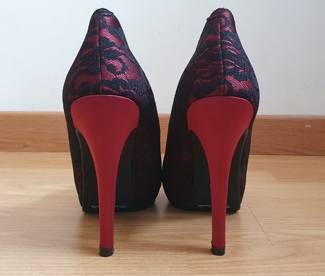 Zapatos de tacón burdeos con encaje negro Zara