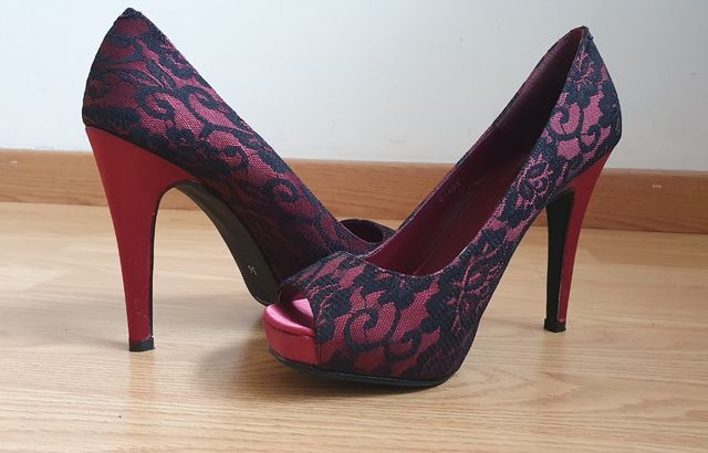 Zapatos de tacón burdeos con encaje negro Zara