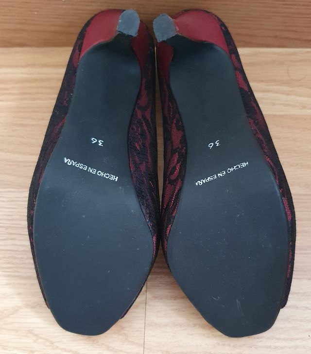 Zapatos de tacón burdeos con encaje negro Zara