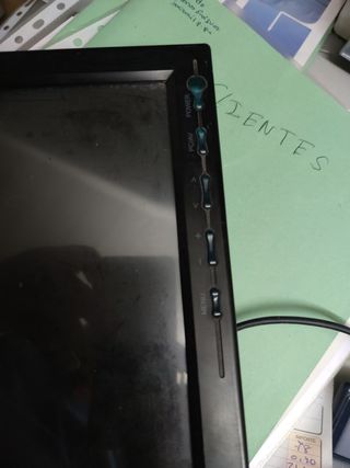 pantalla y teclado pequeño ordenador  caravana