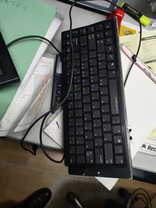 pantalla y teclado pequeño ordenador  caravana