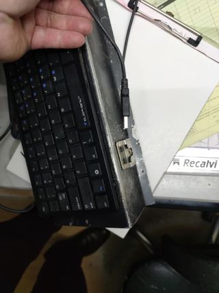 pantalla y teclado pequeño ordenador  caravana
