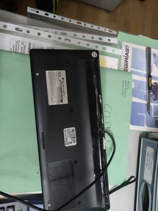 pantalla y teclado pequeño ordenador  caravana