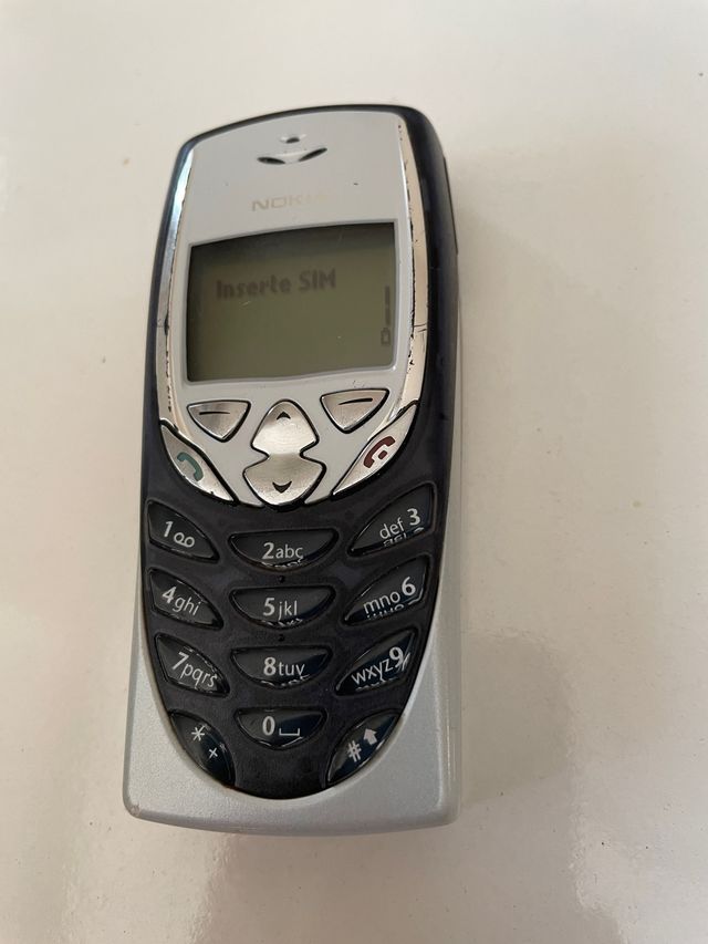 NOKIA 8310 gratuito nella sua confezione + regalo Motorola