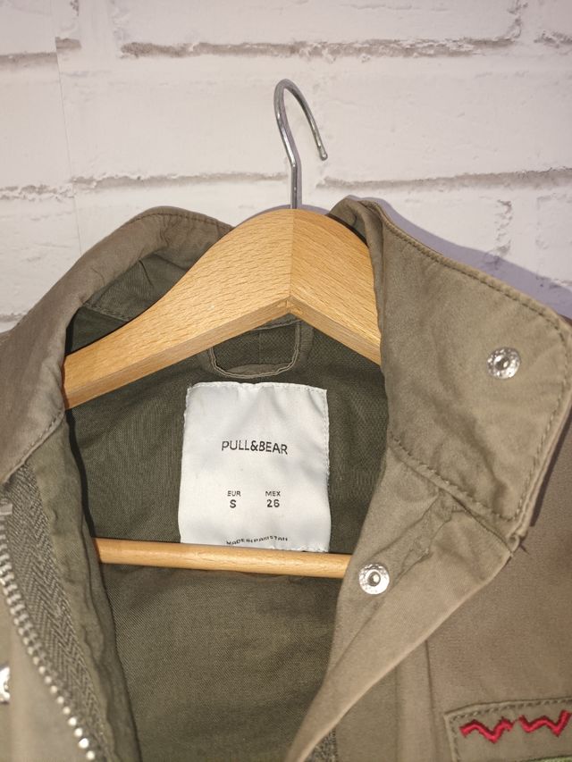 Cazadora caqui de entretiempo.