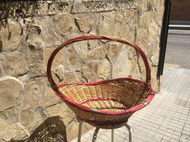 Cesta de mimbre con detalles rojos
