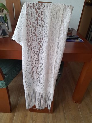 Mantilla, manton, chal, echarpe o fular