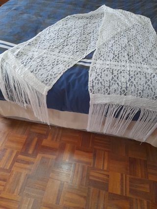 Mantilla, manton, chal, echarpe o fular