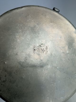 Jarra antigua de cerveza en peltre