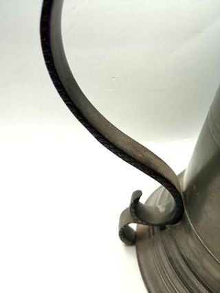 Jarra antigua de cerveza en peltre