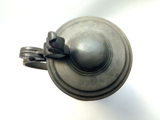 Jarra antigua de cerveza en peltre