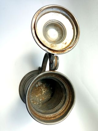 Jarra antigua de cerveza en peltre