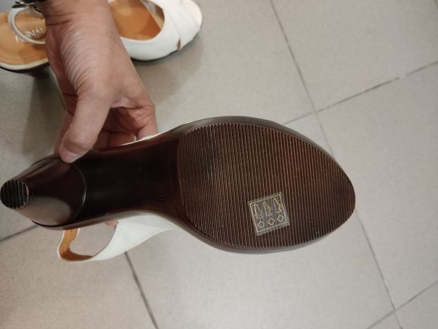 Zapatos blancos de tacón