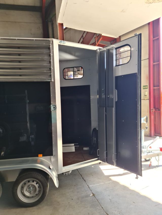 Remolque portacaballos