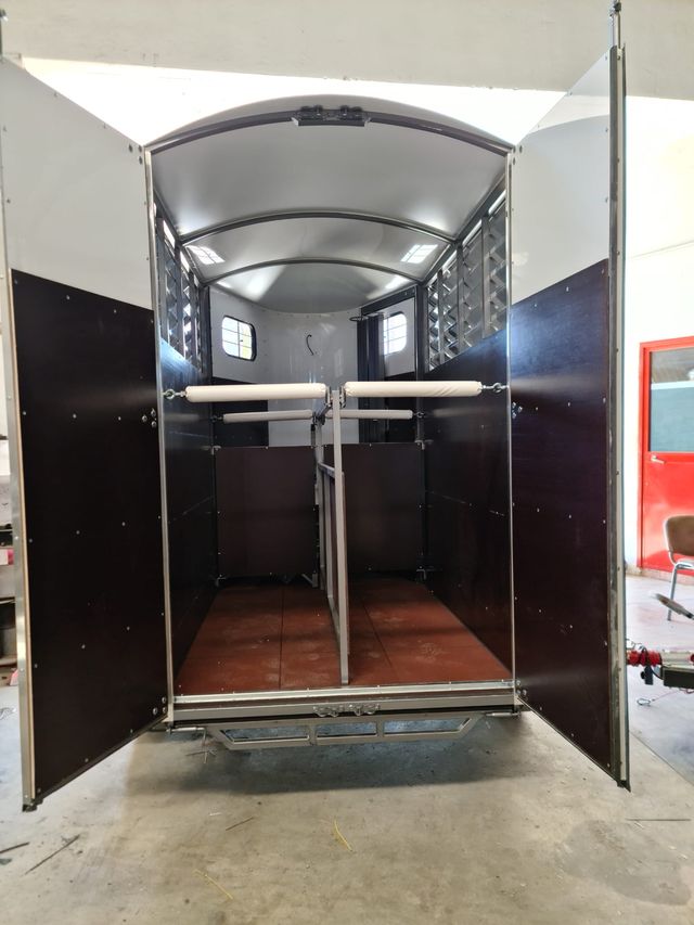 Remolque portacaballos