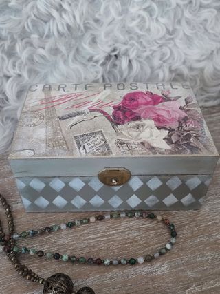 Caja de madera decorada