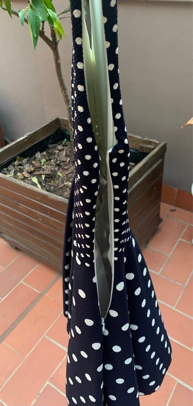 Vestido de topos con vuelo.