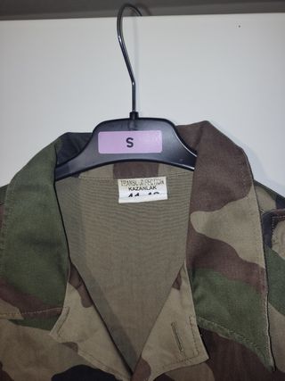 Camisa militar manga corta.