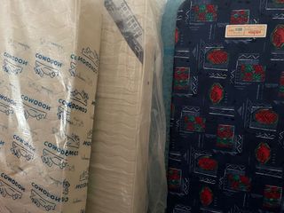 Dos canapes y dos colchones buenos en buen estado.