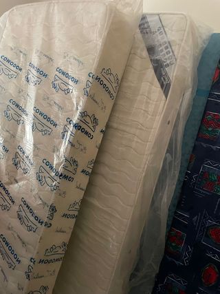 Dos canapes y dos colchones buenos en buen estado.