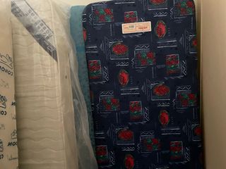 Dos canapes y dos colchones buenos en buen estado.