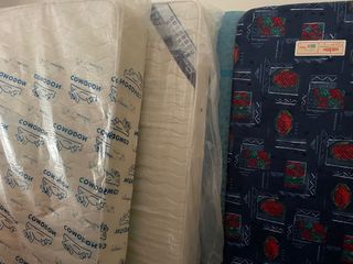 Dos canapes y dos colchones buenos en buen estado.