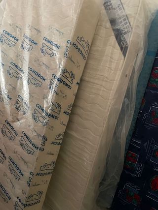 Dos canapes y dos colchones buenos en buen estado.