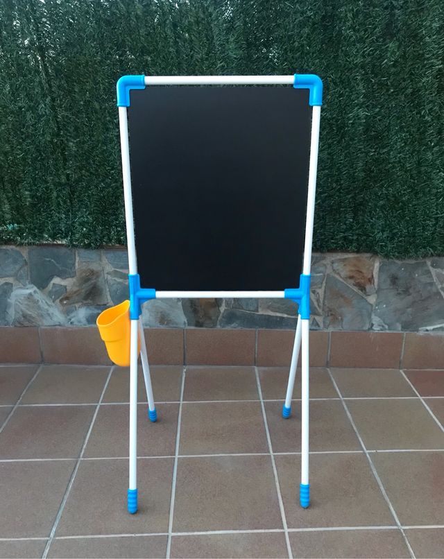 Pizarra metálica nueva con borrador y tizas!