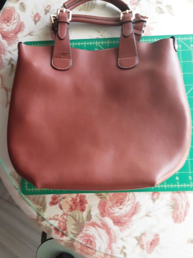 bolso marrón de piel