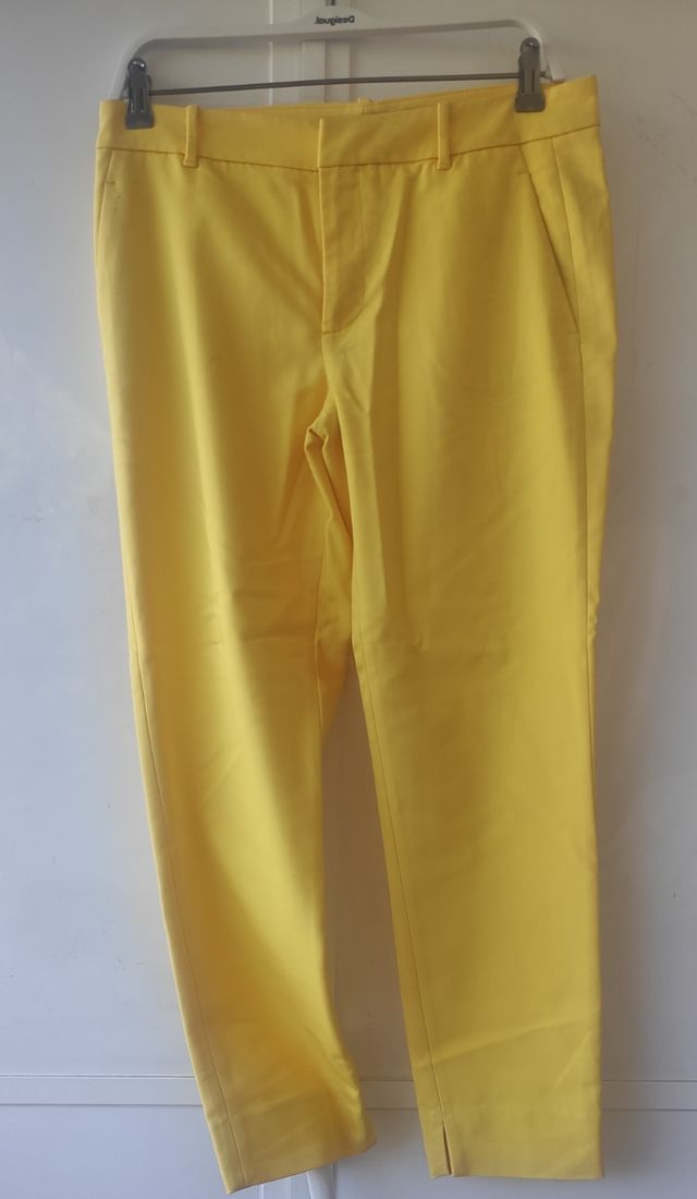 pantalones amarillo de Zara
