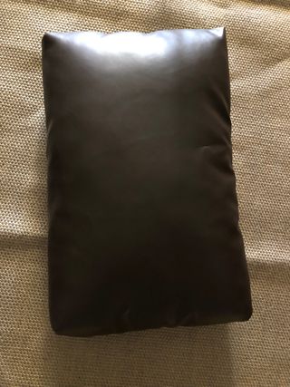 COJÍN TIPO PIEL MARRÓN CHOCOLATE