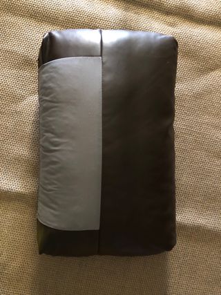 COJÍN TIPO PIEL MARRÓN CHOCOLATE