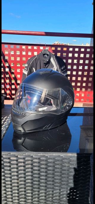 conjunto chaqueta L y casco de moto M abuen precio