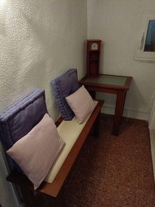 Muebles. Banco y mesita.